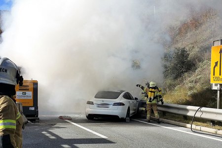Brand eines Elektrofahrzeuges auf der S16