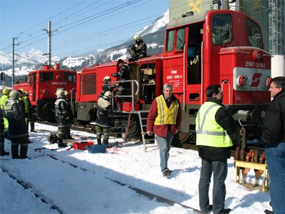 Bei Verschubarbeiten am Bahnhof Landeck ist bei einer Lokomotive Diesel ausgetreten
