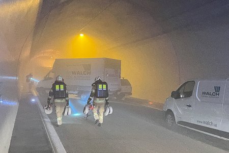 Feuer im Tunnel - die Feuerwehr Landeck trainiert im Strenger Tunnel