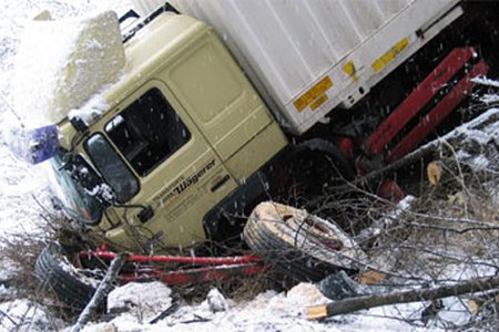 LKW-Unfall in Zams mit Austritt von Dieselöl