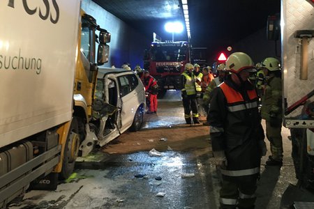 Verkehrsunfall mit mehreren Fahrzeugen im Arlbergtunnel