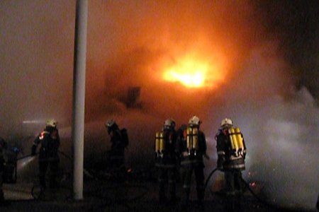 Brand in einer Lagerhalle in Fließ