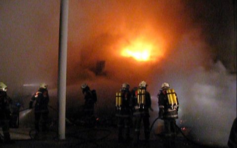 Brand in einer Lagerhalle in Fließ